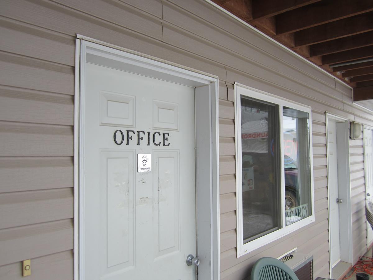 Kacee'S Northern Suites Fort Nelson Esterno foto