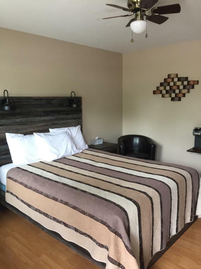 Kacee'S Northern Suites Fort Nelson Esterno foto